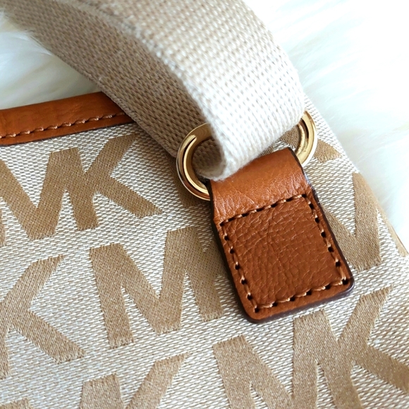 NWOT Michael Kors MK Signature Canvas Swing Pack - Picture 7 of 12